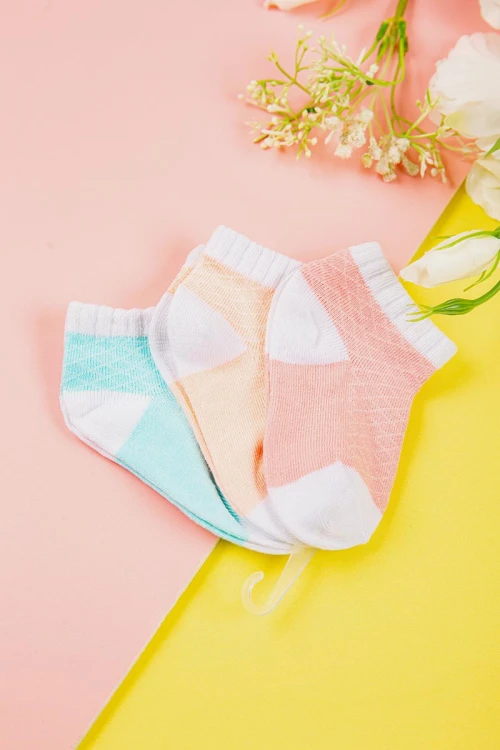 جوارب أطفال ملونة عدد ثلاث قطع