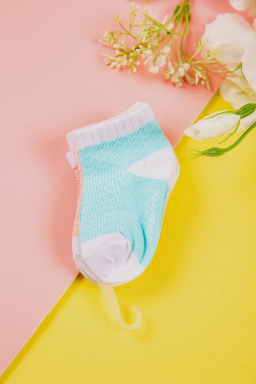 جوارب أطفال ملونة عدد ثلاث قطع