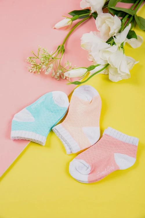 جوارب أطفال ملونة عدد ثلاث قطع