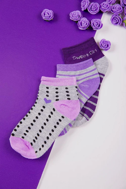 جوارب أطفال ملونة برسومات على شكل دوائر  وخطوط عدد ثلاث قطع