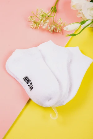 جوارب ولادي  لون ابيض و كتابة على الجنب عدد ثلاث قطع