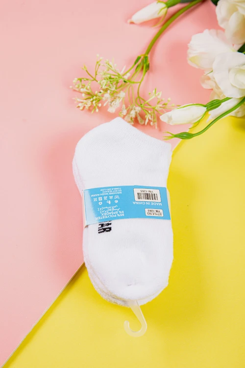 جوارب ولادي  لون ابيض و كتابة على الجنب عدد ثلاث قطع