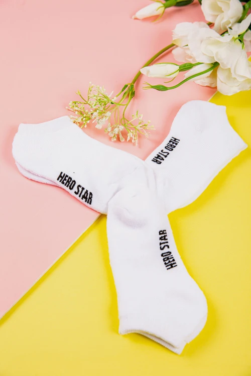 جوارب ولادي  لون ابيض و كتابة على الجنب عدد ثلاث قطع