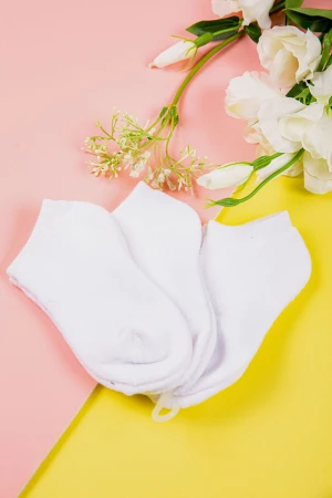 جوارب ولادي  لون ابيض و كتابة على الجنب عدد ثلاث قطع