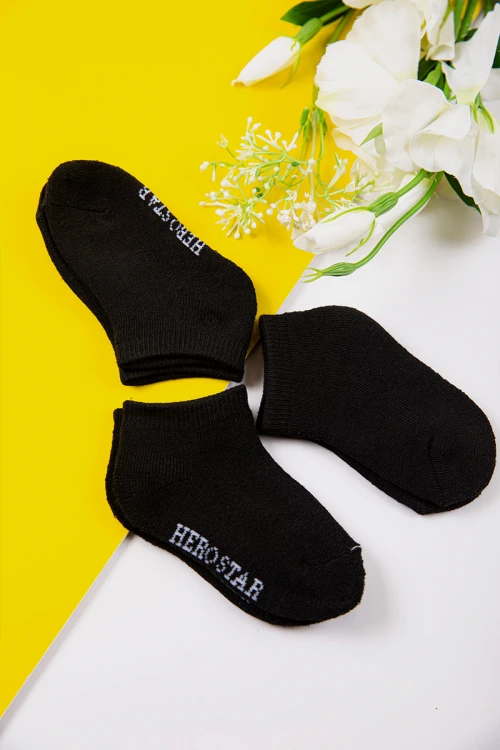 جوارب ولادي  لون اسود و كتابة على الجنب عدد ثلاث قطع