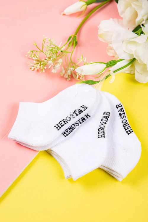 جوارب ولادي  لون ابيض و كتابة على الجنب عدد ثلاث قطع