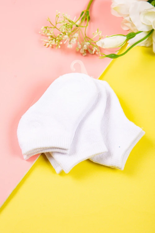 جوارب ولادي  لون ابيض و كتابة على الجنب عدد ثلاث قطع