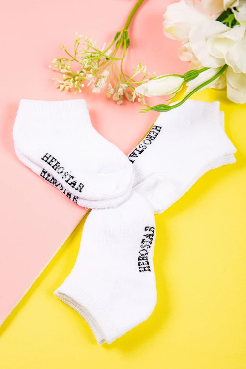 جوارب ولادي  لون ابيض و كتابة على الجنب عدد ثلاث قطع