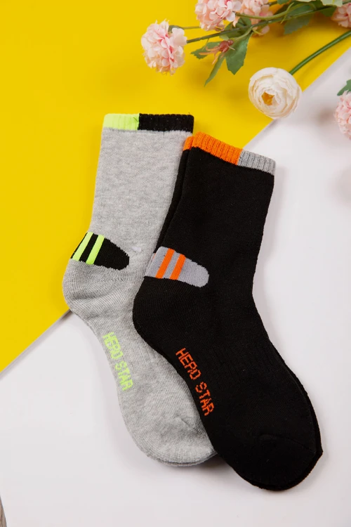 جوارب ولادي ملونة برسومات و كتابة على الجنب عدد ثلاث قطع