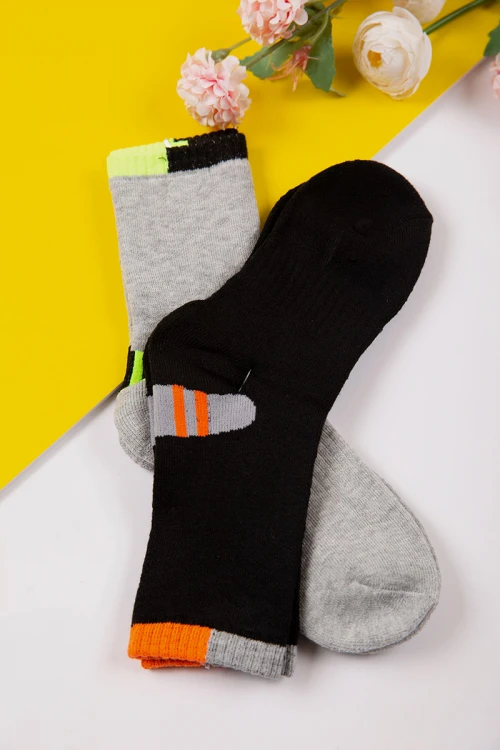 جوارب ولادي ملونة برسومات و كتابة على الجنب عدد ثلاث قطع