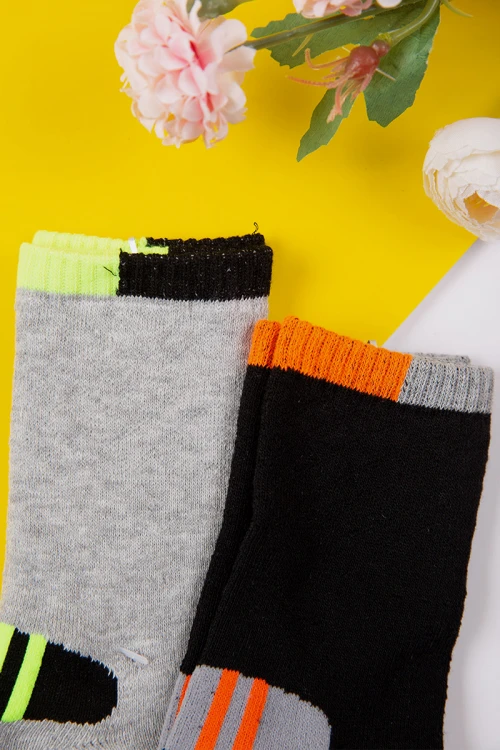 جوارب ولادي ملونة برسومات و كتابة على الجنب عدد ثلاث قطع