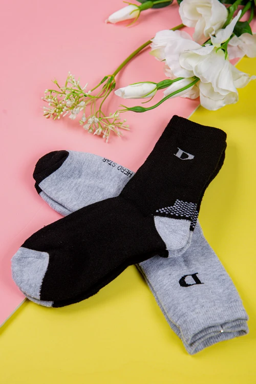 جوارب ولادي ملونة برسومات مرحة و كتابات جانبية عدد ثلاث قطع