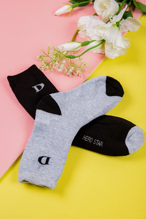 جوارب ولادي ملونة برسومات مرحة و كتابات جانبية عدد ثلاث قطع