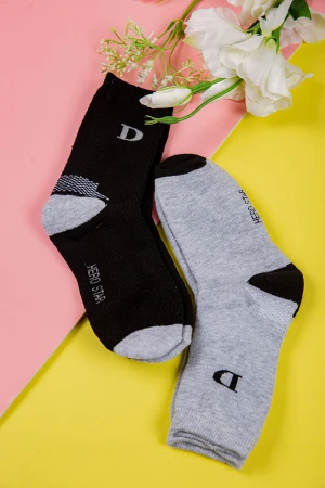 جوارب ولادي ملونة برسومات مرحة و كتابات جانبية عدد ثلاث قطع