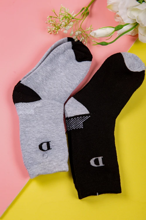 جوارب ولادي ملونة برسومات مرحة و كتابات جانبية عدد ثلاث قطع