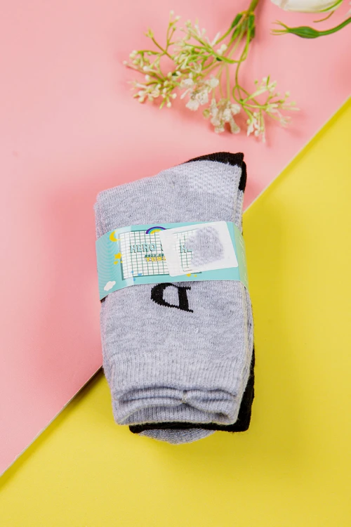 جوارب ولادي ملونة برسومات مرحة و كتابات جانبية عدد ثلاث قطع