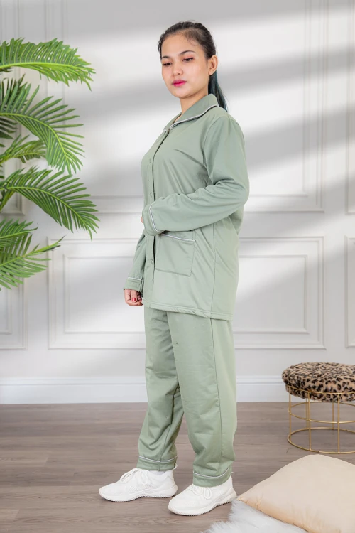 زي عاملة شتوي مبطن قطعتين قماش سادة  أكمام طويلة و ياقة بازرار أمامية و جيوب من الأمام  التفاصيل