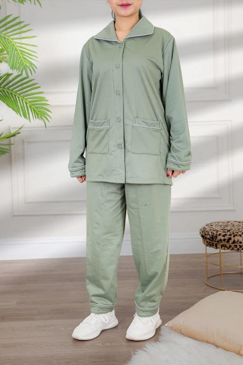 زي عاملة شتوي مبطن قطعتين قماش سادة  أكمام طويلة و ياقة بازرار أمامية و جيوب من الأمام  التفاصيل