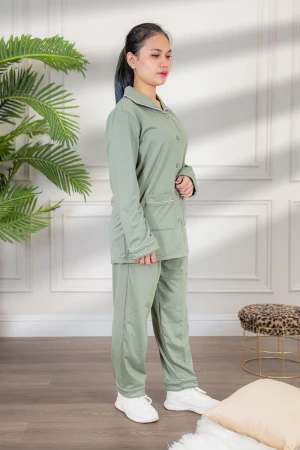 زي عاملة شتوي مبطن قطعتين قماش سادة  أكمام طويلة و ياقة بازرار أمامية و جيوب من الأمام  التفاصيل 