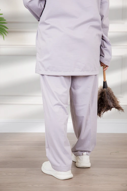 زي عاملة شتوي مبطن قطعتين قماش سادة  أكمام طويلة و ياقة بازرار أمامية و جيوب من الأمام  التفاصيل