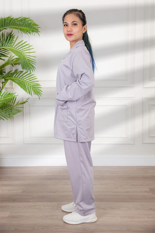 زي عاملة شتوي مبطن قطعتين قماش سادة  أكمام طويلة و ياقة بازرار أمامية و جيوب من الأمام  التفاصيل