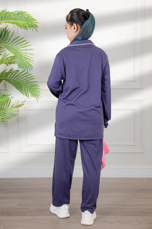 زي عاملة شتوي مبطن قطعتين قماش سادة   أكمام طويلة و ياقة بازرار أمامية و جيوب من الأمام