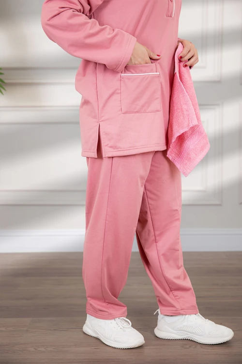 زي عاملة شتوي مبطن قطعتين قماش سادة   أكمام طويلة و ياقة بازرار أمامية و جيوب من الأمام