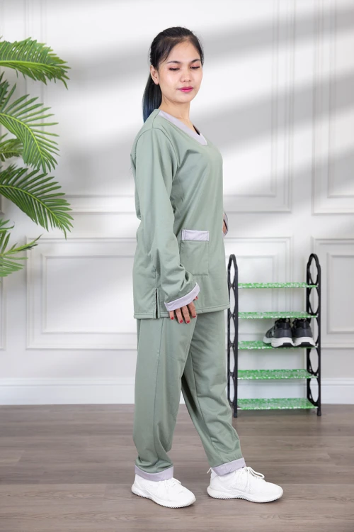 زي عاملة شتوي مبطن قطعتين قماش سادة   أكمام طويلة بياقة شكل سبعه و جيوب من الأمام