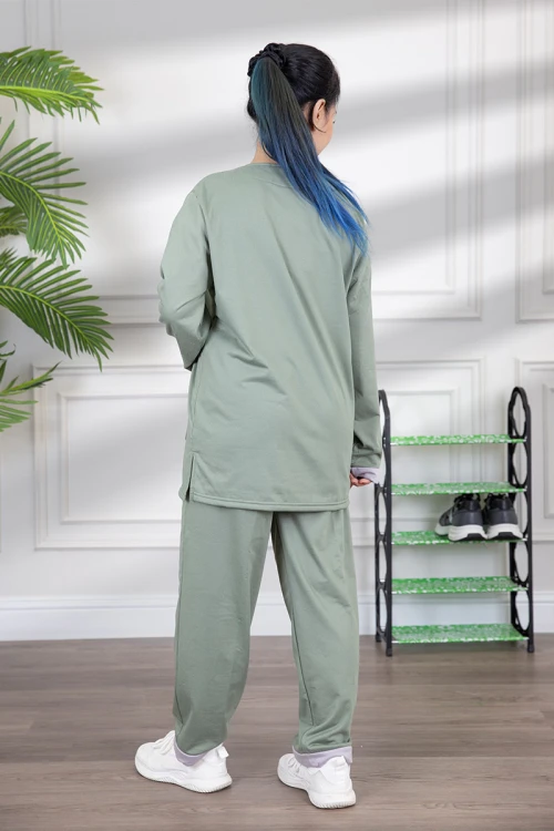 زي عاملة شتوي مبطن قطعتين قماش سادة   أكمام طويلة بياقة شكل سبعه و جيوب من الأمام