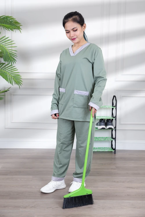 زي عاملة شتوي مبطن قطعتين قماش سادة   أكمام طويلة بياقة شكل سبعه و جيوب من الأمام