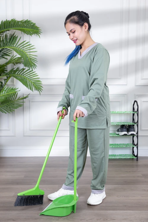 زي عاملة شتوي مبطن قطعتين قماش سادة   أكمام طويلة بياقة شكل سبعه و جيوب من الأمام