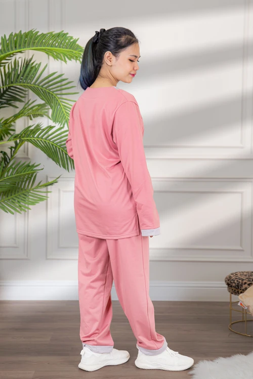 زي عاملة شتوي مبطن قطعتين قماش سادة   أكمام طويلة بياقة شكل سبعه و جيوب من الأمام