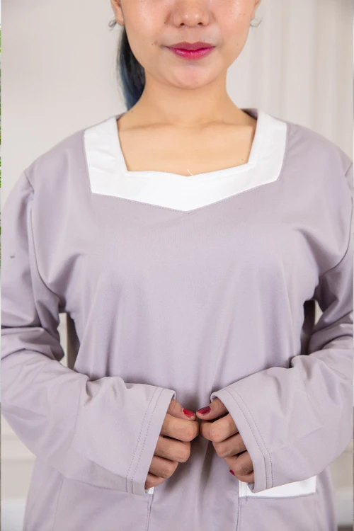 زي عاملة شتوي مبطن قطعتين قماش سادة  أكمام طويلة بقصه صدر شكل مربع و جيوب من الأمام