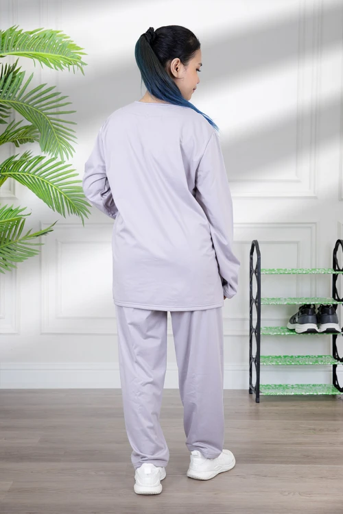 زي عاملة شتوي مبطن قطعتين قماش سادة  أكمام طويلة بقصه صدر شكل مربع و جيوب من الأمام