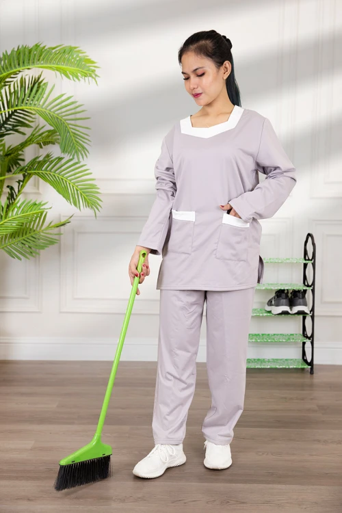 زي عاملة شتوي مبطن قطعتين قماش سادة  أكمام طويلة بقصه صدر شكل مربع و جيوب من الأمام