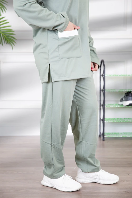 زي عاملة شتوي مبطن قطعتين قماش سادة  أكمام طويلة بقصه صدر شكل مربع و جيوب من الأمام