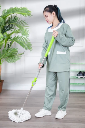 زي عاملة شتوي مبطن قطعتين قماش سادة  أكمام طويلة بقصه صدر شكل مربع و جيوب من الأمام