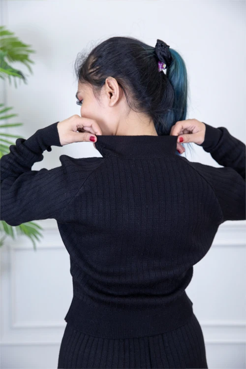 طقم نسائي شتوي  بأكمام طويلة وياقة عالية