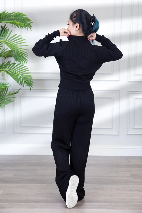 طقم نسائي شتوي  بأكمام طويلة وياقة عالية