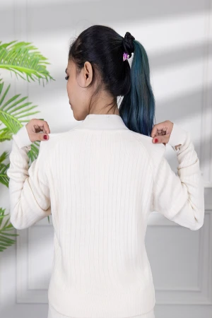 طقم نسائي شتوي  بأكمام طويلة وياقة عالية 