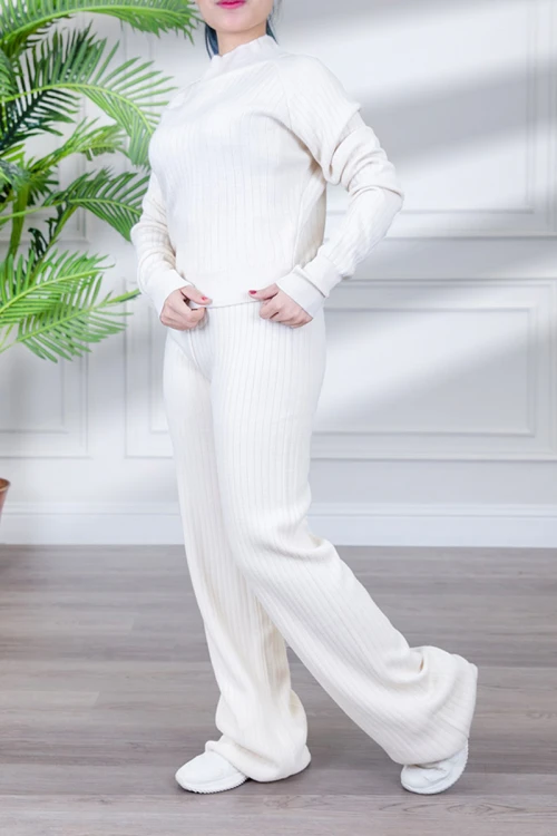 طقم نسائي شتوي  بأكمام طويلة وياقة عالية