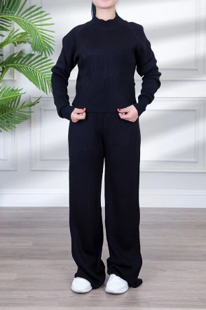 طقم نسائي شتوي  بأكمام طويلة وياقة عالية 