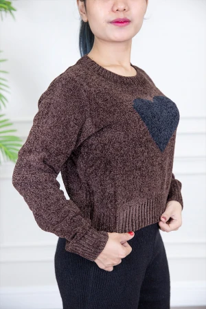 بولفر نسائي شتوي لون بني برسومات بشكل قلب باللون الأسود من الأمام و أكمام طويلة