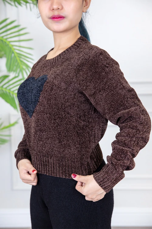 بولفر نسائي شتوي لون بني برسومات بشكل قلب باللون الأسود من الأمام و أكمام طويلة