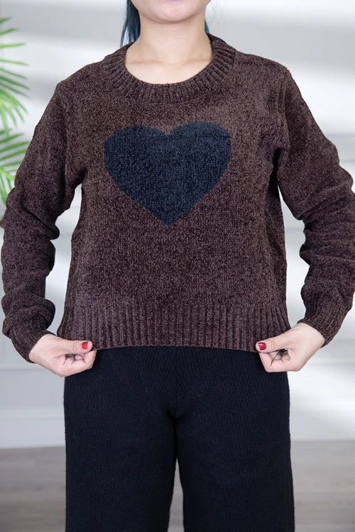 بولفر نسائي شتوي لون بني برسومات بشكل قلب باللون الأسود من الأمام و أكمام طويلة