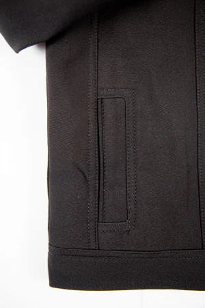 جاكيت ولادي شتوي لون أسود مبطن بفرو بأكمام طويلة و بجيوب أمامية وداخلية