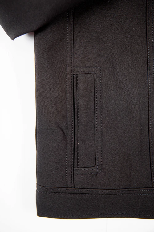 جاكيت ولادي شتوي لون أسود مبطن بفرو بأكمام طويلة و بجيوب أمامية وداخلية