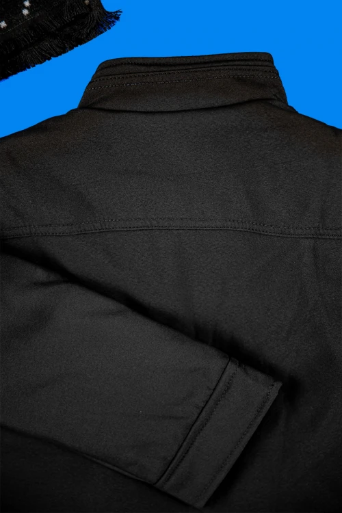 جاكيت ولادي شتوي لون أسود مبطن بفرو بأكمام طويلة و بجيوب أمامية وداخلية