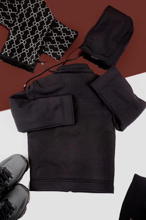 جاكيت ولادي شتوي لون أسود مبطن بفرو بقبعة رأس منفصلة و أكمام طويلة و بجيوب أمامية