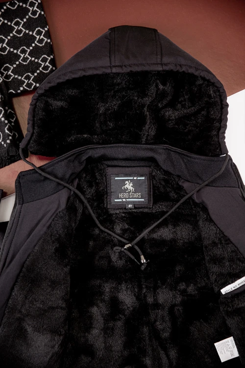 جاكيت ولادي شتوي لون أسود مبطن بفرو بقبعة رأس منفصلة و أكمام طويلة و بجيوب أمامية